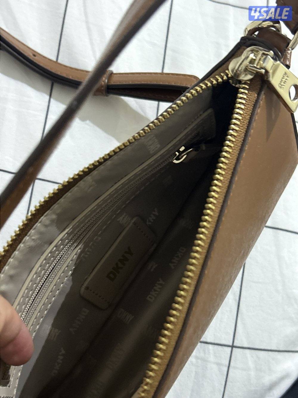 جنطة DKNY جديده استعمال مرتين بس5