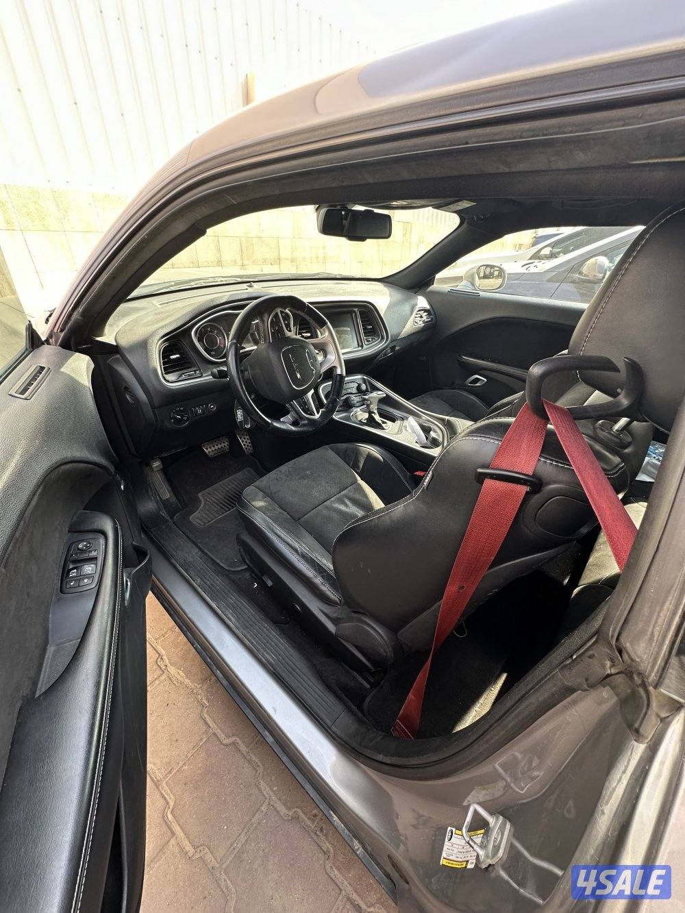 دوج‌ تشالجر اس آر تی 8  2015  اللون رمادی  ماشی 150 الف  السعر 72006