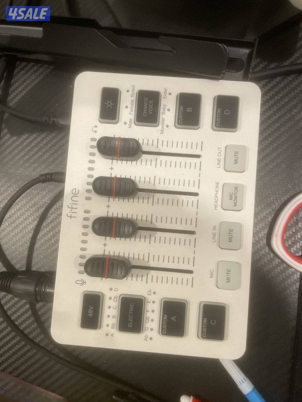 بيسي للبيع + شاشه + ماوس + كيبورد + مكسر+ ومايك+ ستاند مايك+ طاوله حرف6