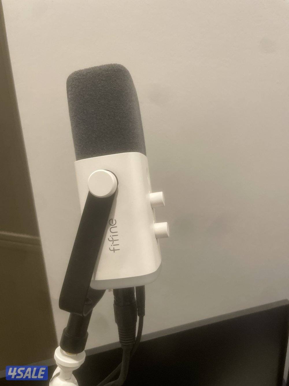 بيسي للبيع + شاشه + ماوس + كيبورد + مكسر+ ومايك+ ستاند مايك+ طاوله حرف7