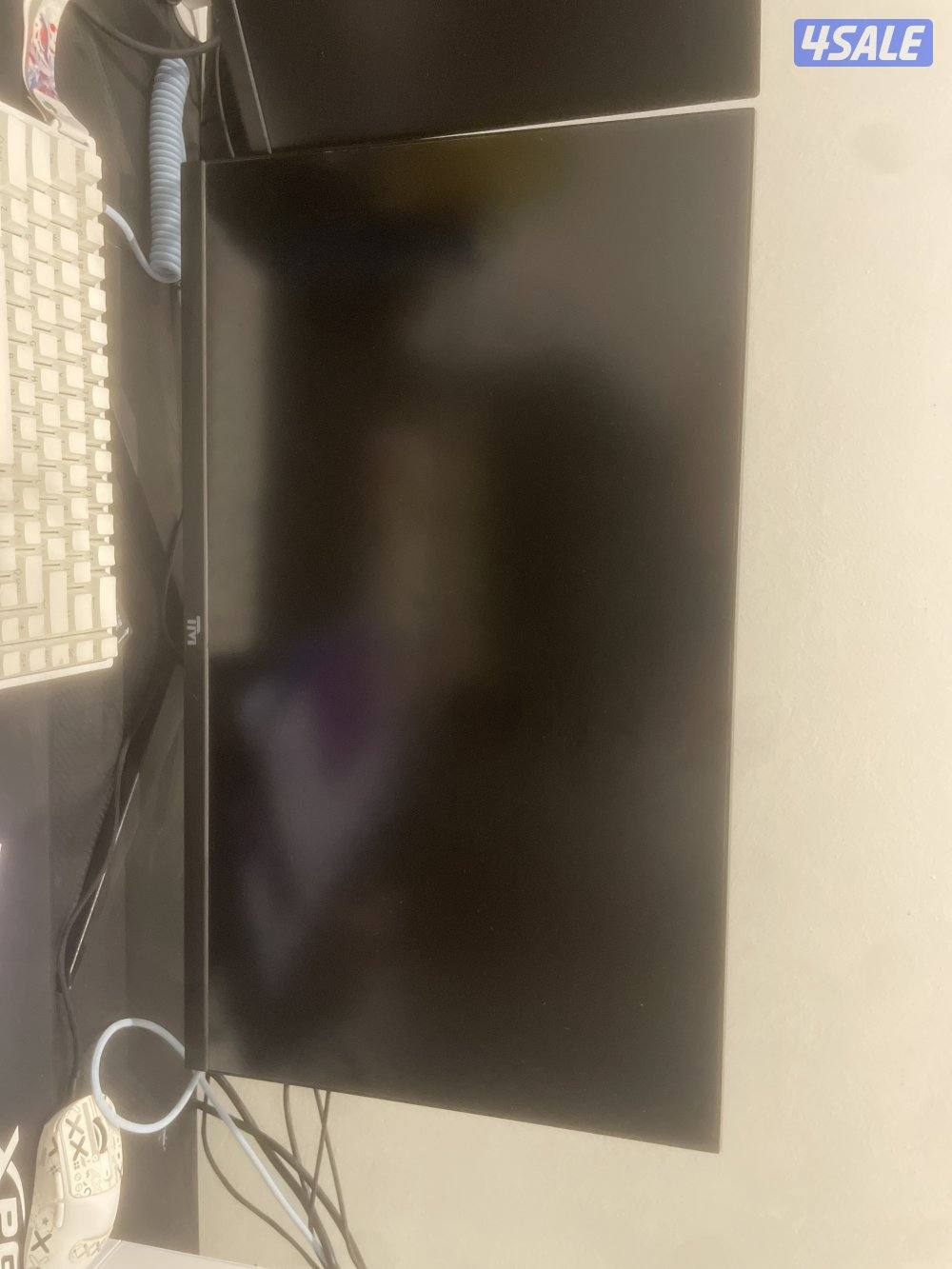 بيسي للبيع + شاشه + ماوس + كيبورد + مكسر+ ومايك+ ستاند مايك+ طاوله حرف8