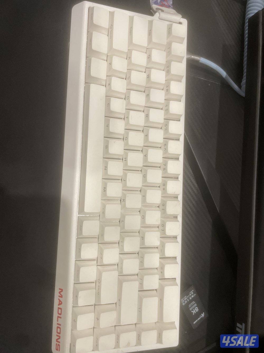 بيسي للبيع + شاشه + ماوس + كيبورد + مكسر+ ومايك+ ستاند مايك+ طاوله حرف10