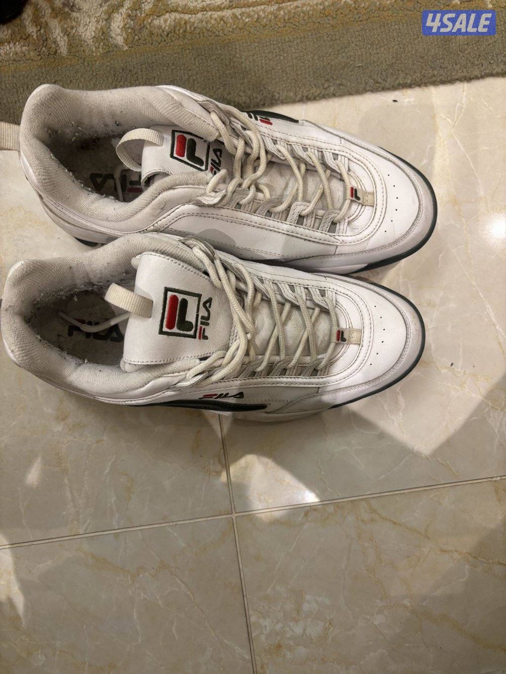 white Fila Disruptor I| sneaker with a navy blue and red logo1