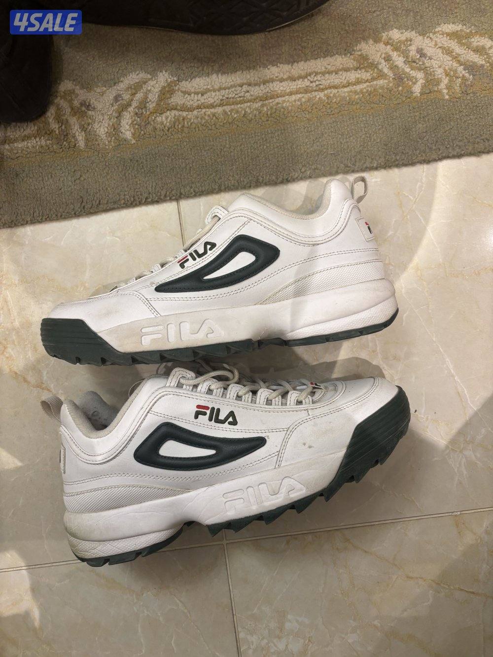 white Fila Disruptor I| sneaker with a navy blue and red logo2