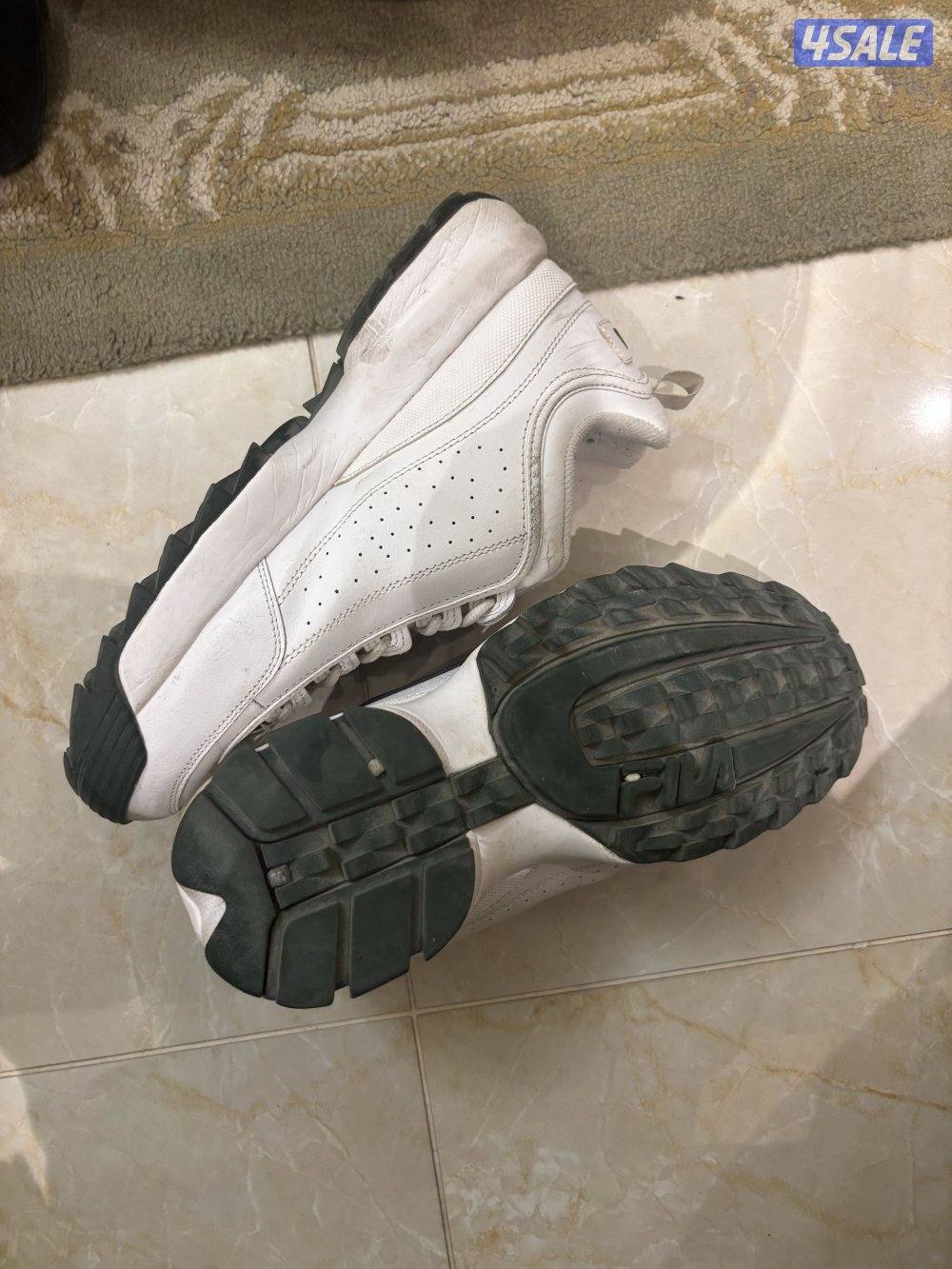 white Fila Disruptor I| sneaker with a navy blue and red logo3