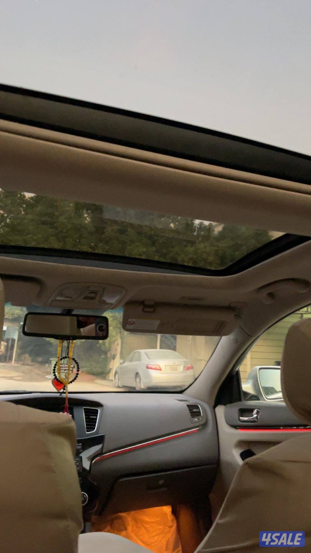 السلام عليكم للبيع كيا كدنزا مديل 2011 ماشيه 300  كل شي شغال فيها.2