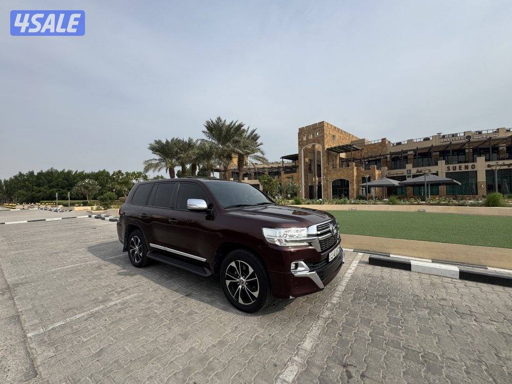 لاند كروزر GXR 8 سلندر الساير موديل 2016 ماشي 220 فقط1