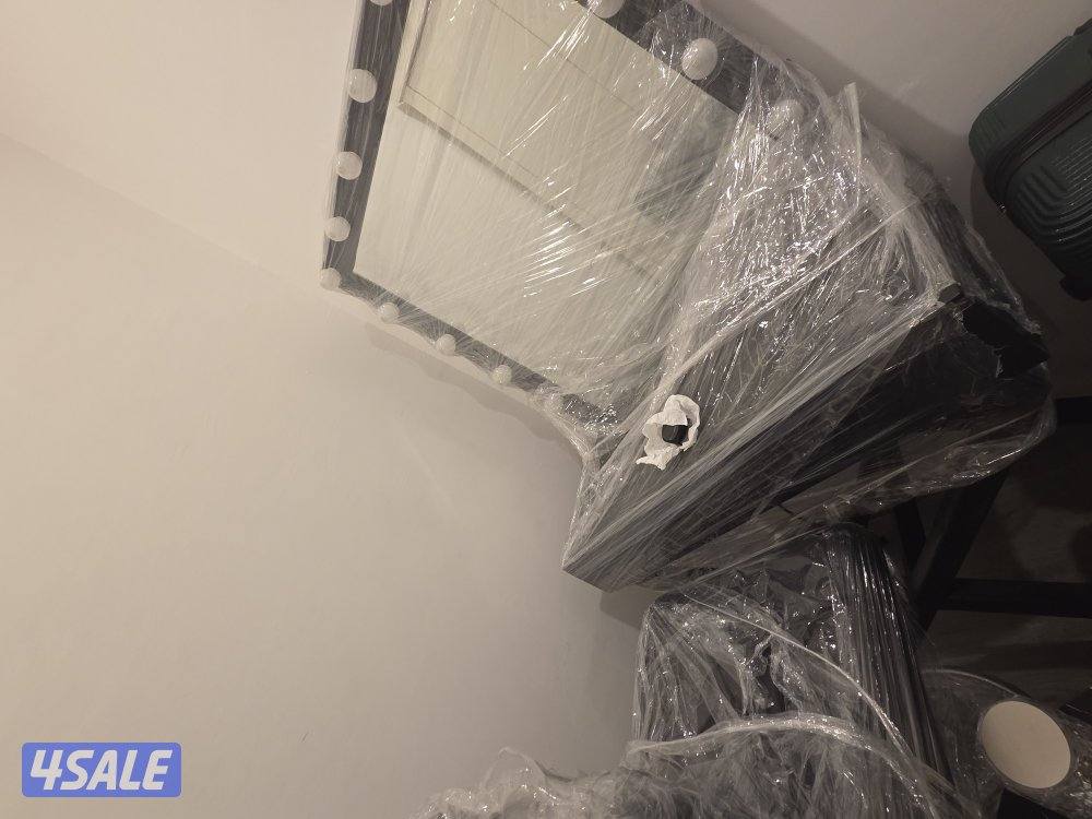 للبيع طاولة مكياج مع كرسيها استعمال خفيف للبيع لي ظرف طارئ ضروري جدا2