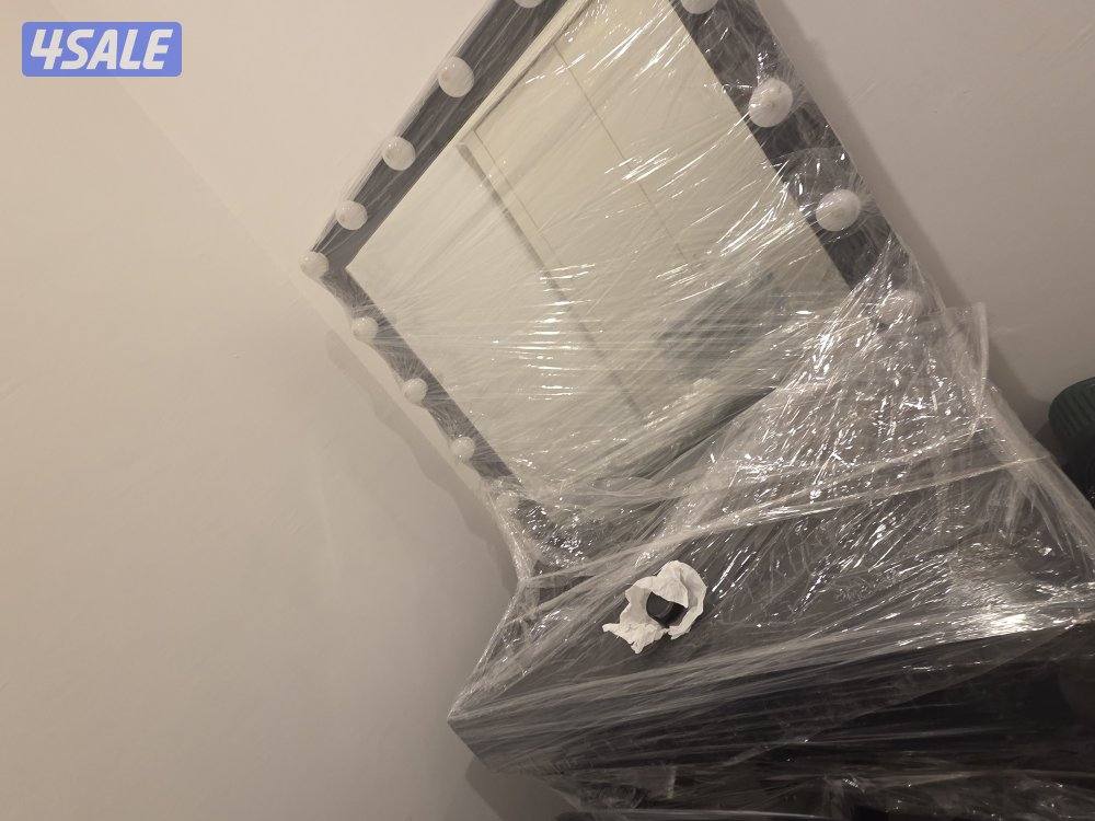 للبيع طاولة مكياج مع كرسيها استعمال خفيف للبيع لي ظرف طارئ ضروري جدا1