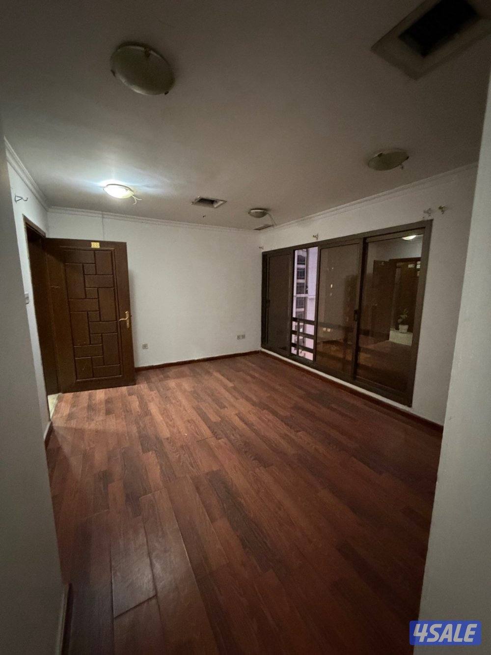 مكتب في مجمع المناور الفروانيه يصلح لجميع الانشطه0