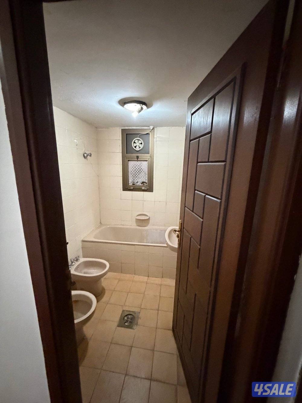 مكتب في مجمع المناور الفروانيه يصلح لجميع الانشطه4