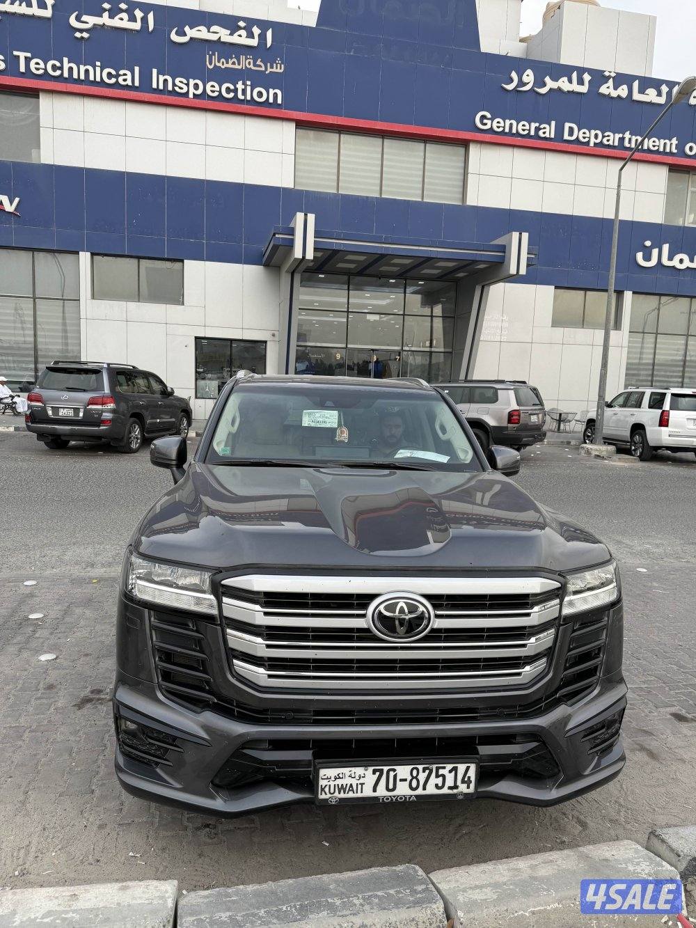 للبيع لاند كروزر موديل 2023 اللون رمادي ماشي 740