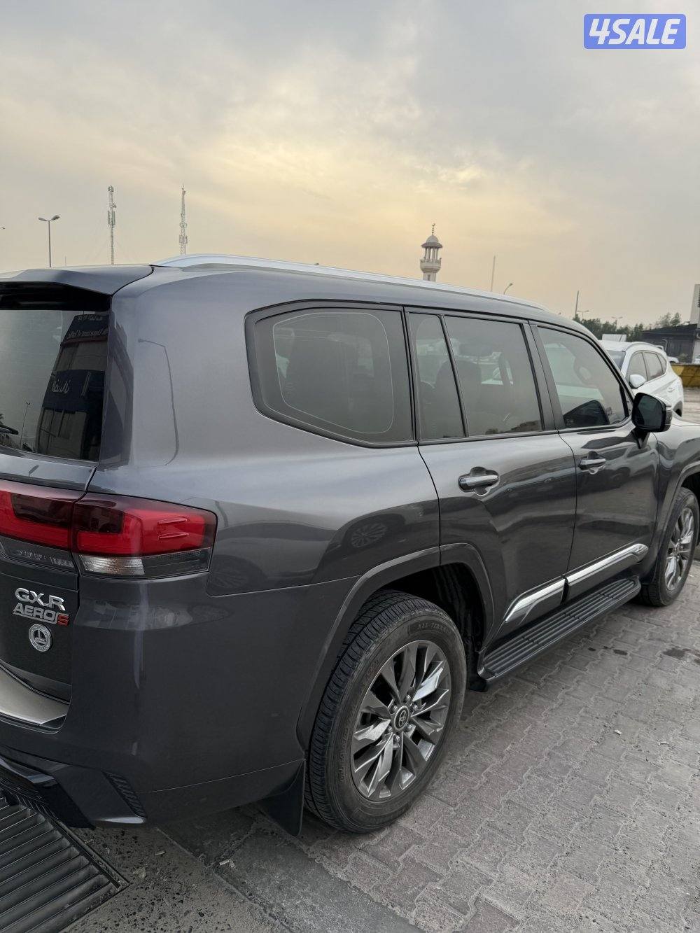 للبيع لاند كروزر موديل 2023 اللون رمادي ماشي 741