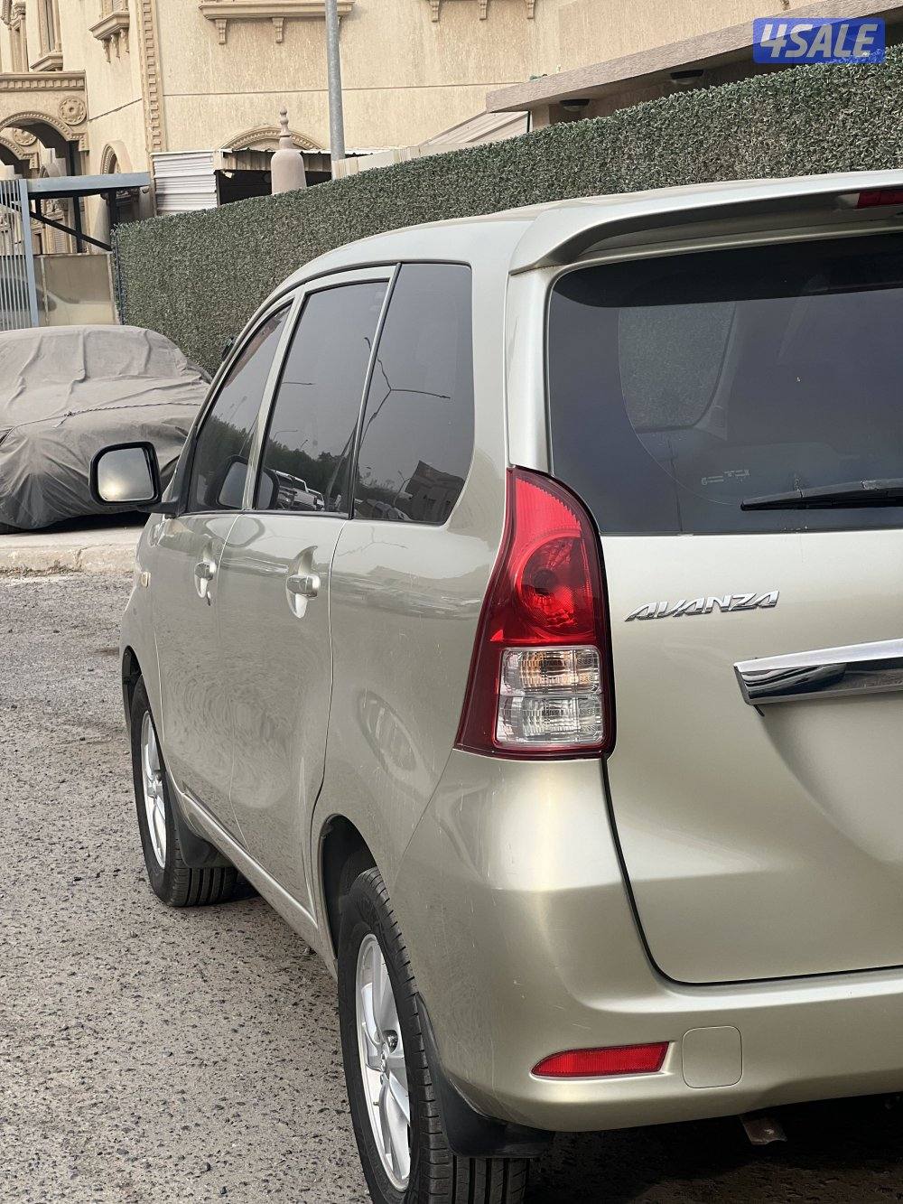 للبيع افانزا موديل 2015 من نوادر ممشي 75 فقط0