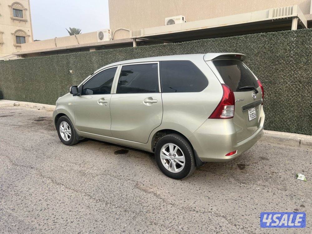 للبيع افانزا موديل 2015 من نوادر ممشي 75 فقط4