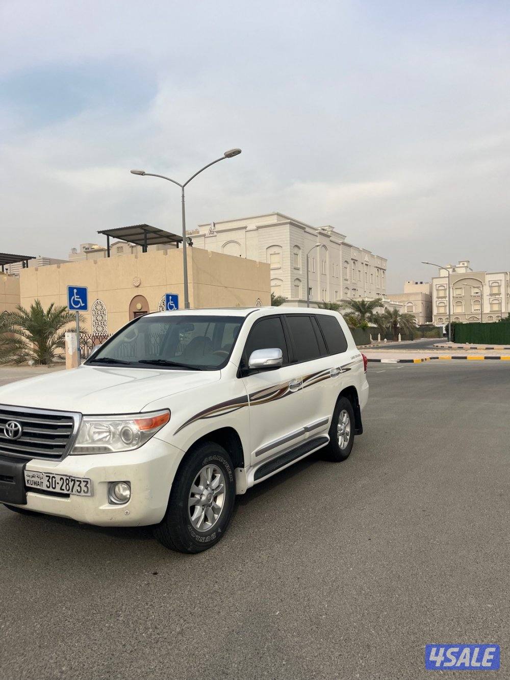 للبيع لاندكروزر 2013 قير عادي1