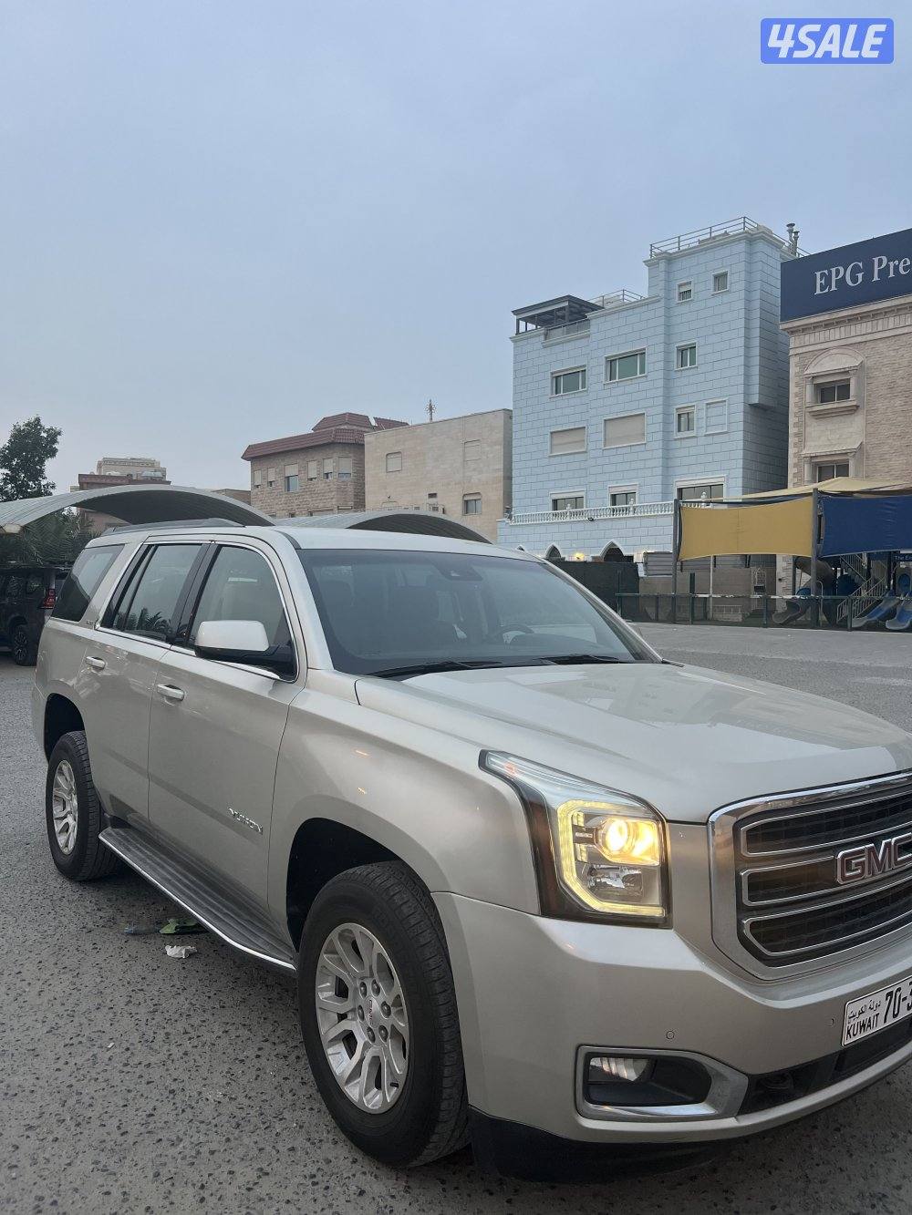 للبيع يوكن 2016 SLE اللون ذهبي0