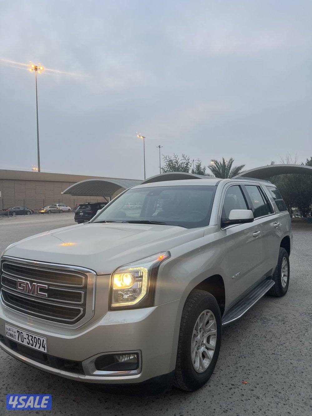 للبيع يوكن 2016 SLE اللون ذهبي1