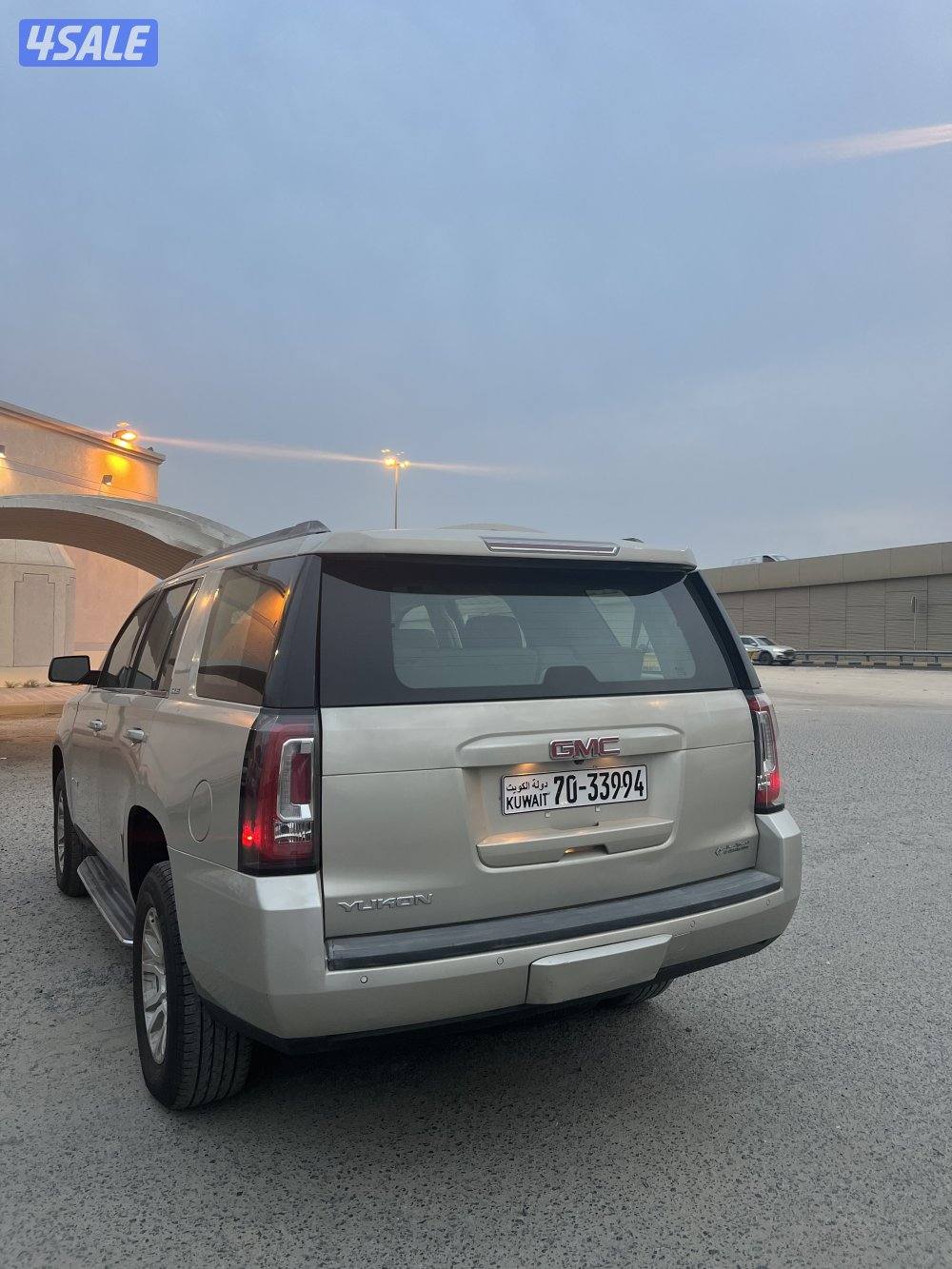 للبيع يوكن 2016 SLE اللون ذهبي2