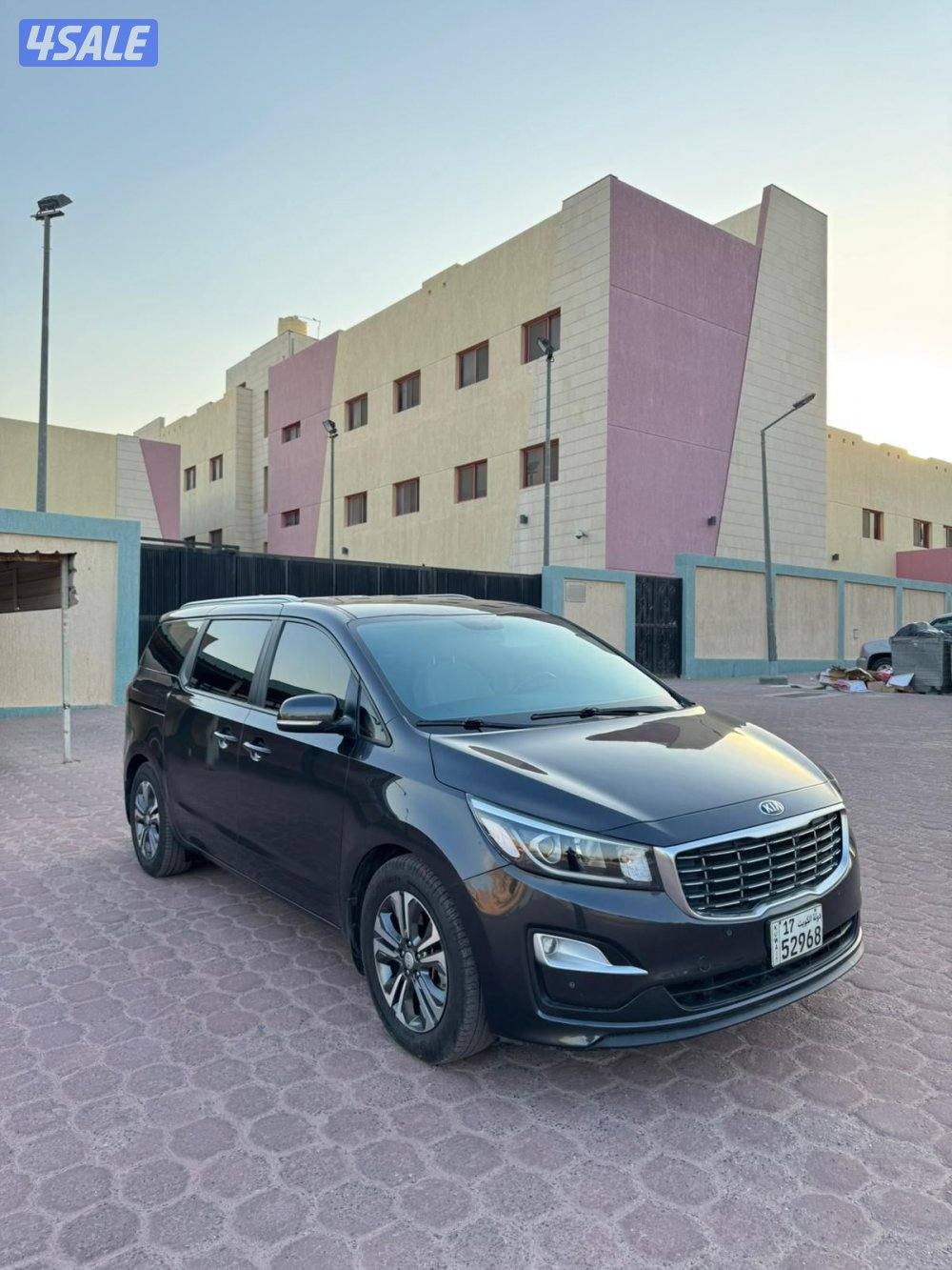 للبيع كيا كرنفال موديل 20201