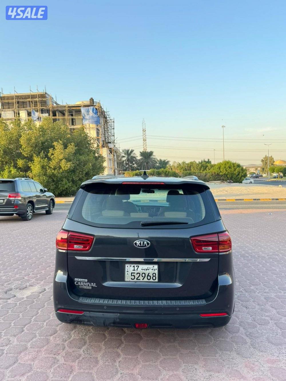 للبيع كيا كرنفال موديل 20204