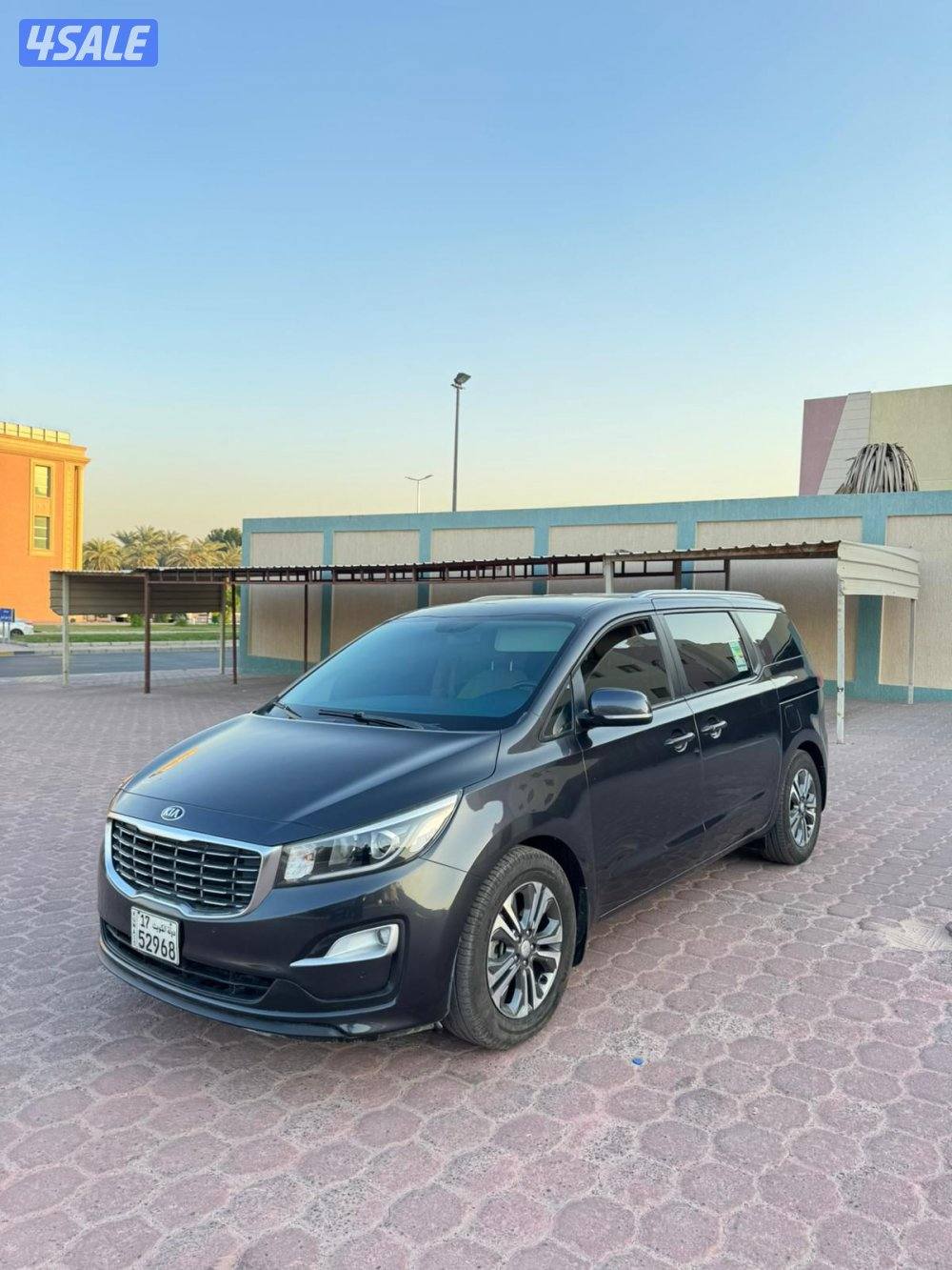 للبيع كيا كرنفال موديل 20205