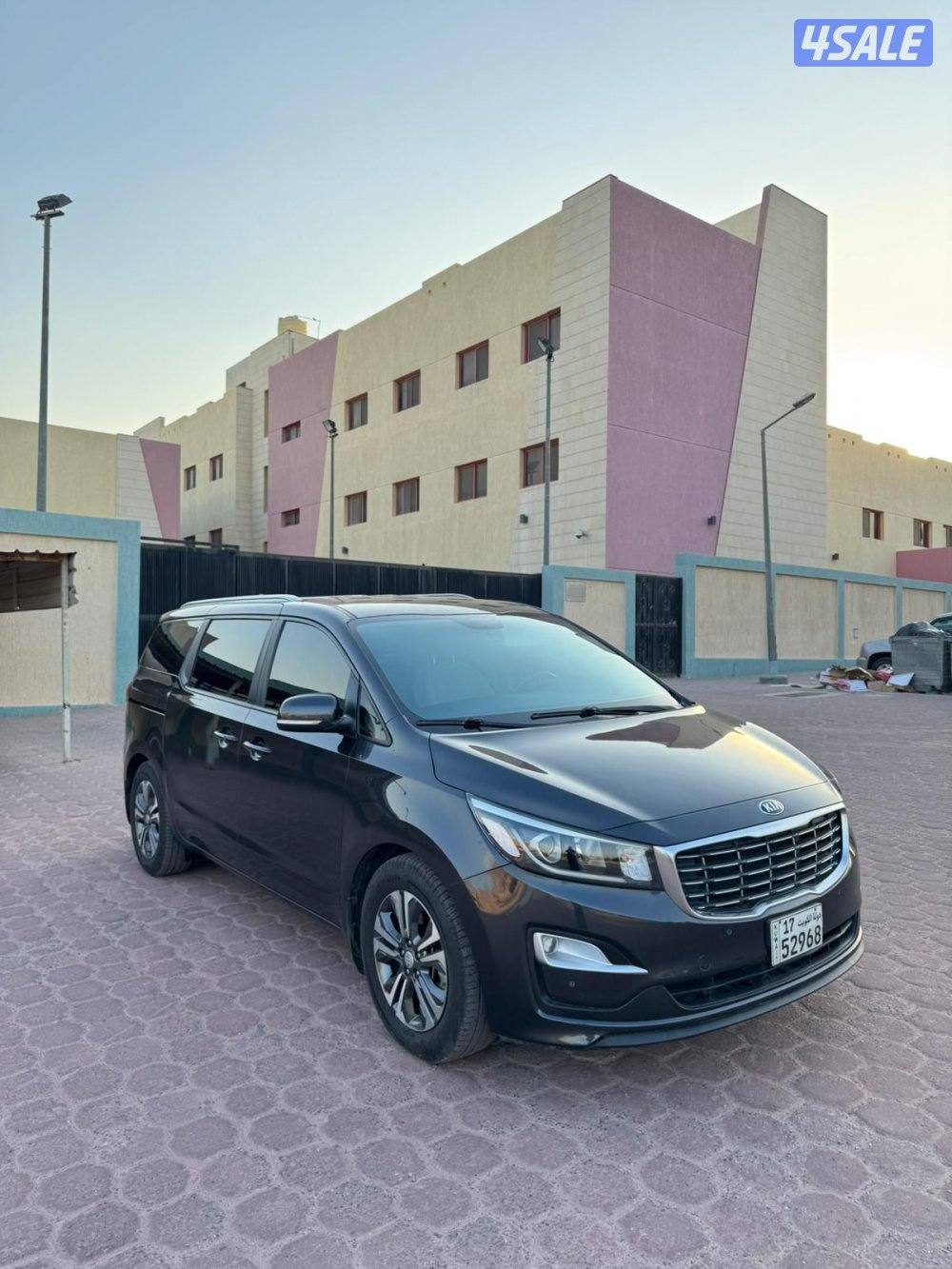 للبيع كيا كرنفال موديل 20206