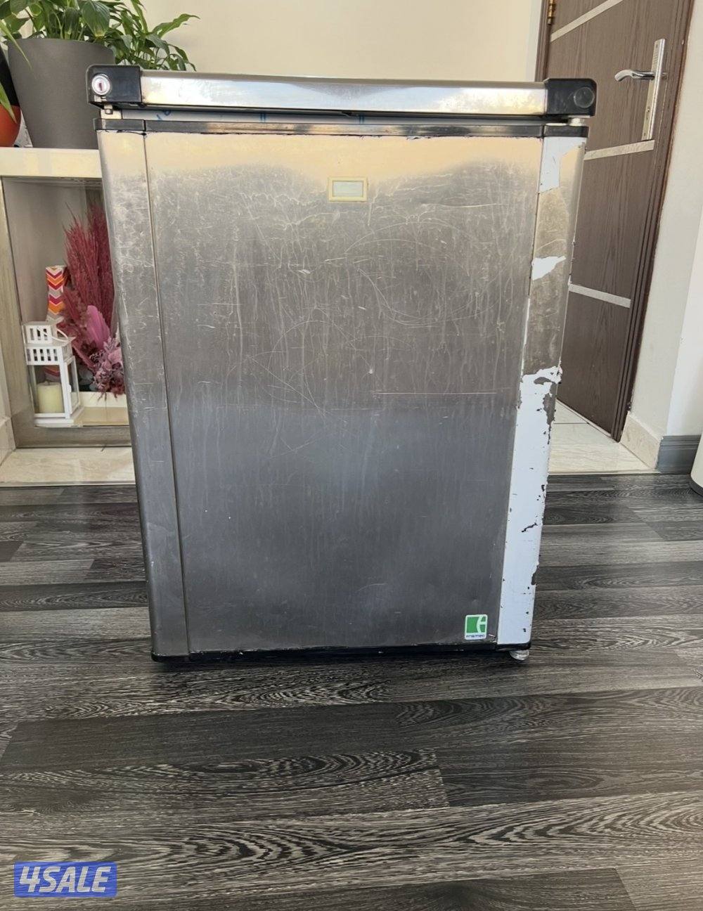 للبيع ثلاجة ايطالي0