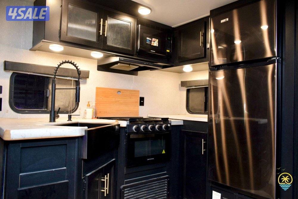 للبيع كرفان امريكي٣٢ قدم تحويل مرور ٢٠٢٢ طاقه شمسيه مكيفين هوندا4