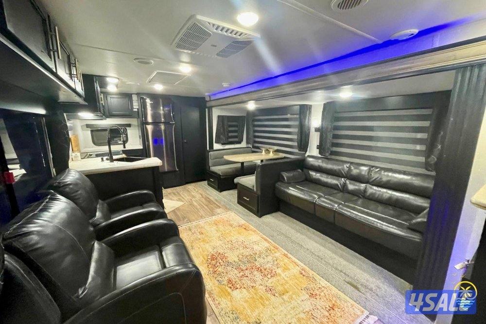 للبيع كرفان امريكي٣٢ قدم تحويل مرور ٢٠٢٢ طاقه شمسيه مكيفين هوندا5