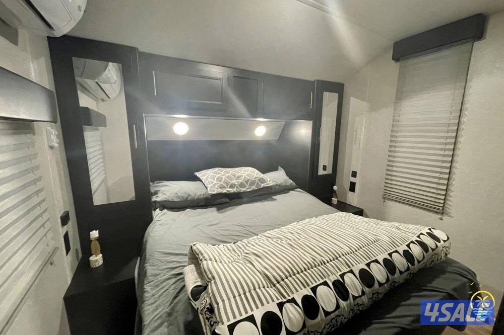 للبيع كرفان امريكي٣٢ قدم تحويل مرور ٢٠٢٢ طاقه شمسيه مكيفين هوندا6