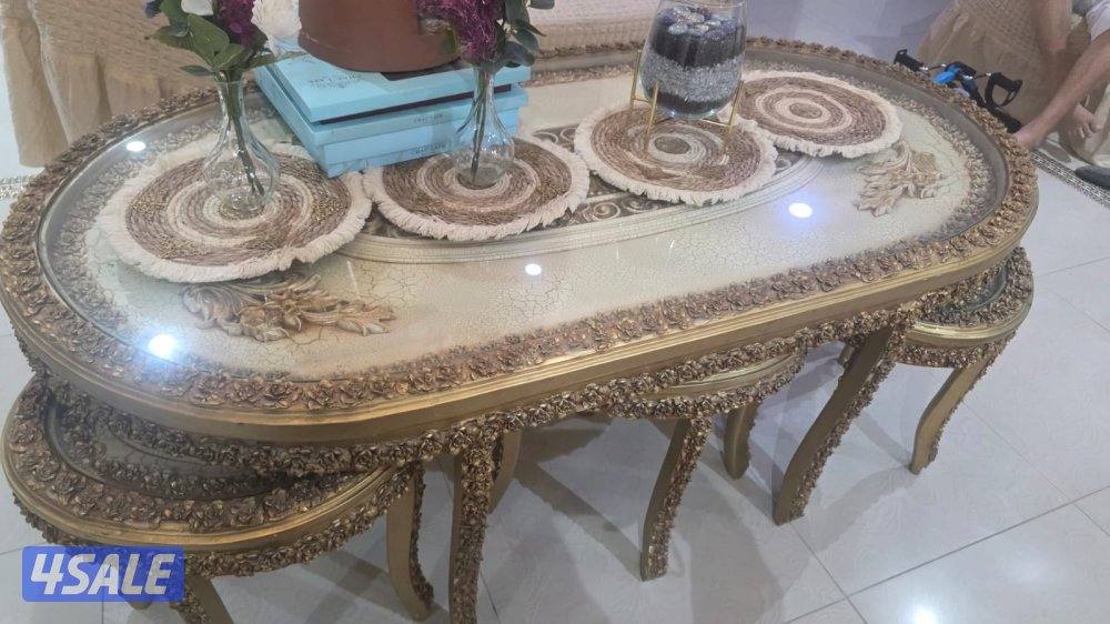 للبيع طاوله كبيره مع 6طاوله صغيره جديده نظيفه للامانه مافيها اي كسر أو0
