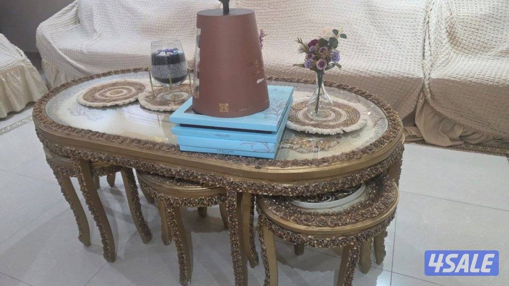 للبيع طاوله كبيره مع 6طاوله صغيره جديده نظيفه للامانه مافيها اي كسر أو1