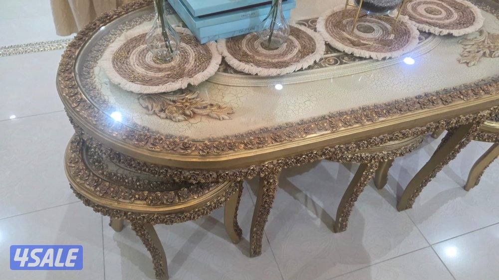 للبيع طاوله كبيره مع 6طاوله صغيره جديده نظيفه للامانه مافيها اي كسر أو2