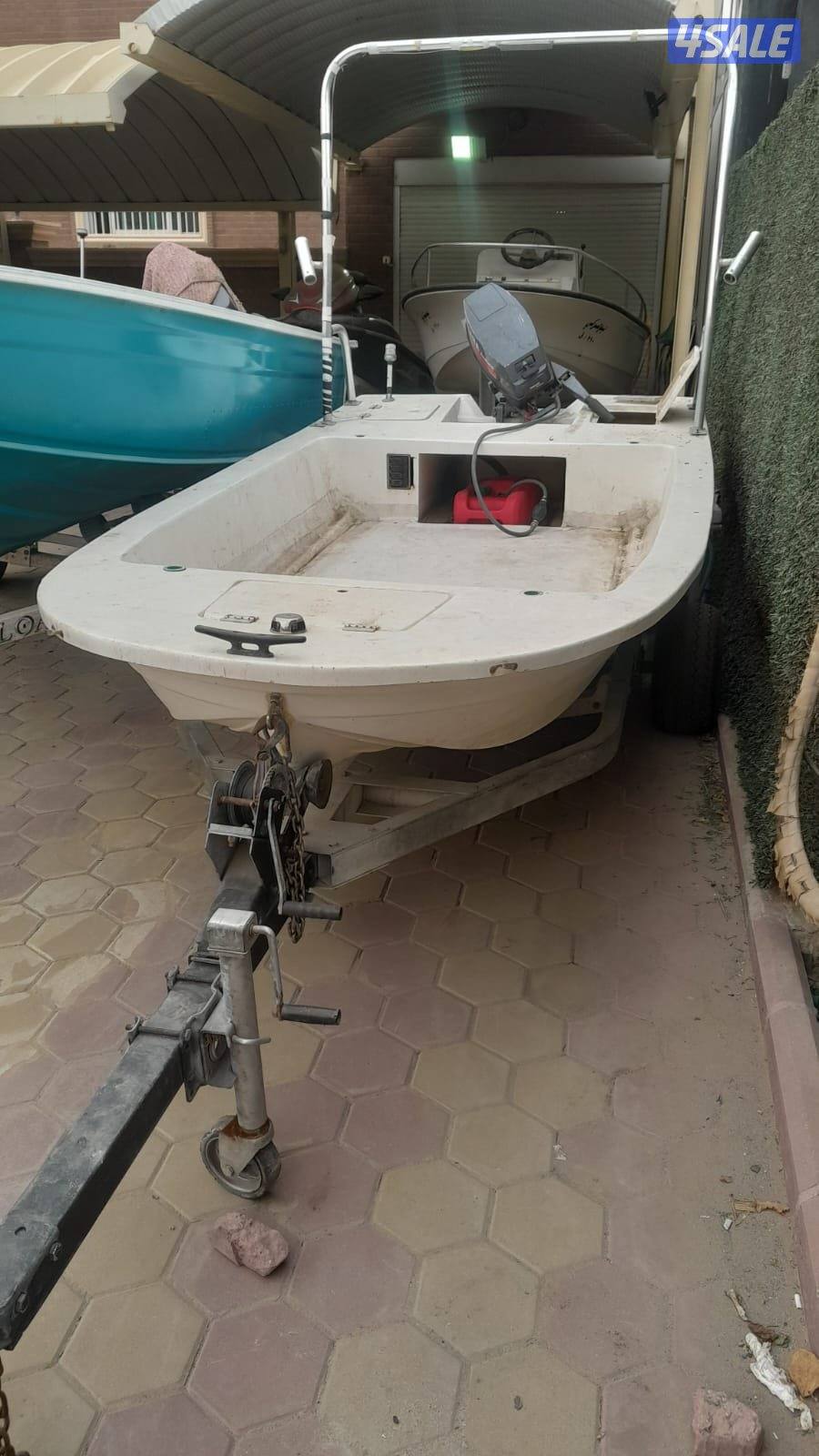 للبيع مشوه 11.5 قدم مالت الجريوي عليها ماكينه 15 حصان ياماها ستاندر2