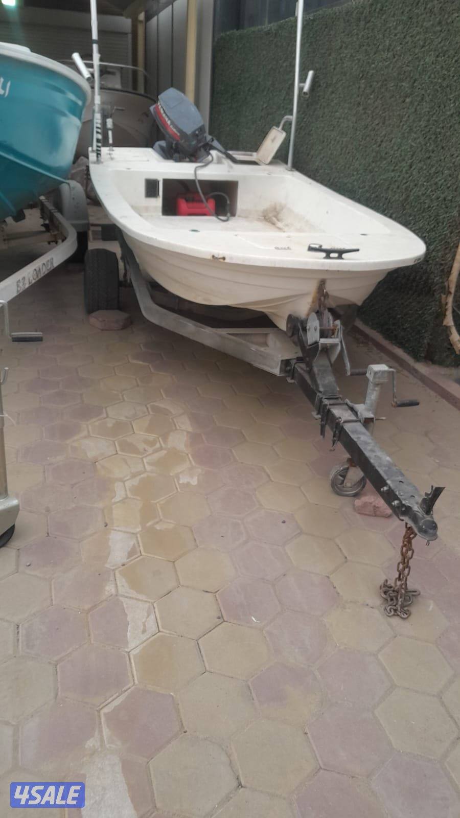 للبيع مشوه 11.5 قدم مالت الجريوي عليها ماكينه 15 حصان ياماها ستاندر4