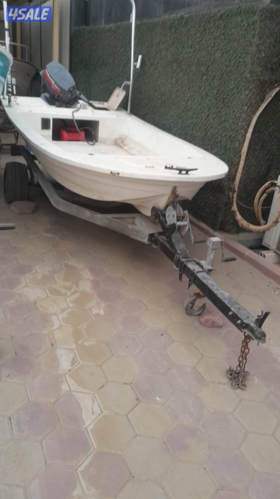 للبيع مشوه 11.5 قدم مالت الجريوي عليها ماكينه 15 حصان ياماها ستاندر6