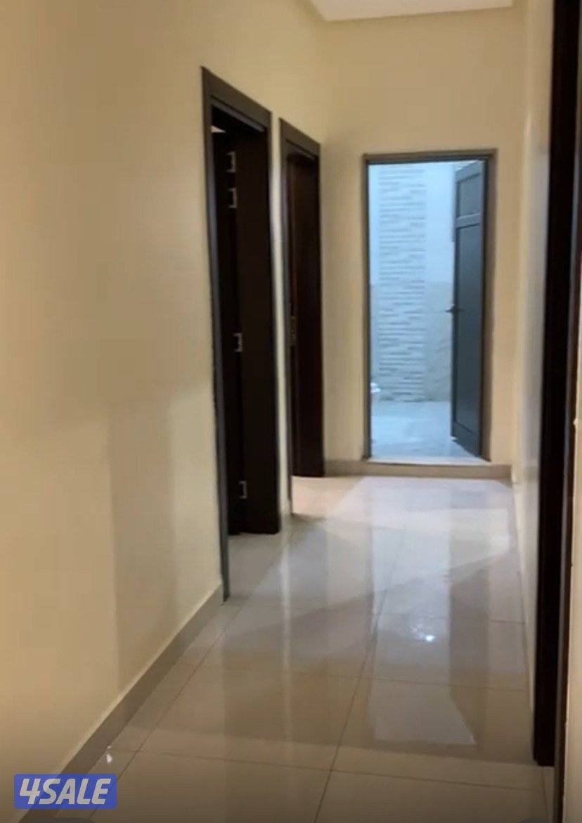 صالة ومطبخ مجهز و3 غرف 2 حمام ومصعد 2 مواقف الدور 2 معاريس0