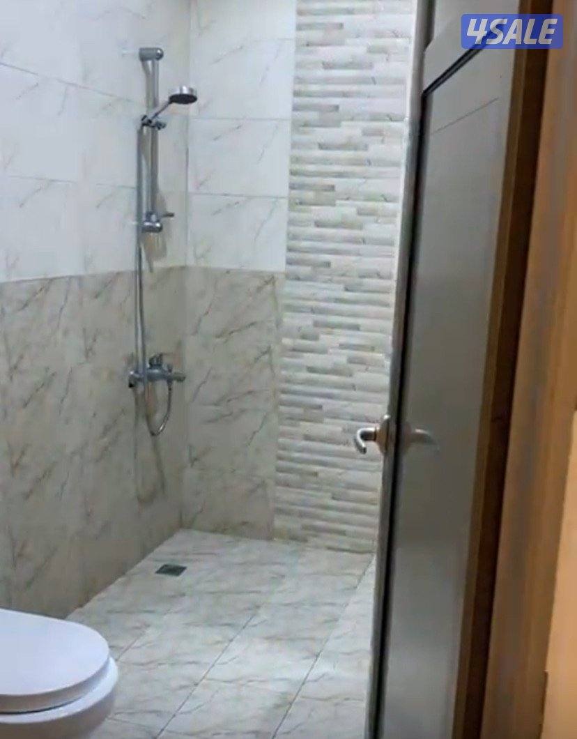 صالة ومطبخ مجهز و3 غرف 2 حمام ومصعد 2 مواقف الدور 2 معاريس1