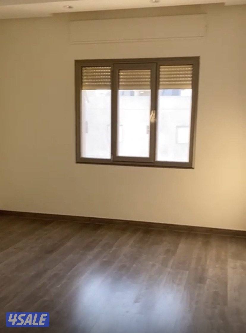 صالة ومطبخ مجهز و3 غرف 2 حمام ومصعد 2 مواقف الدور 2 معاريس3