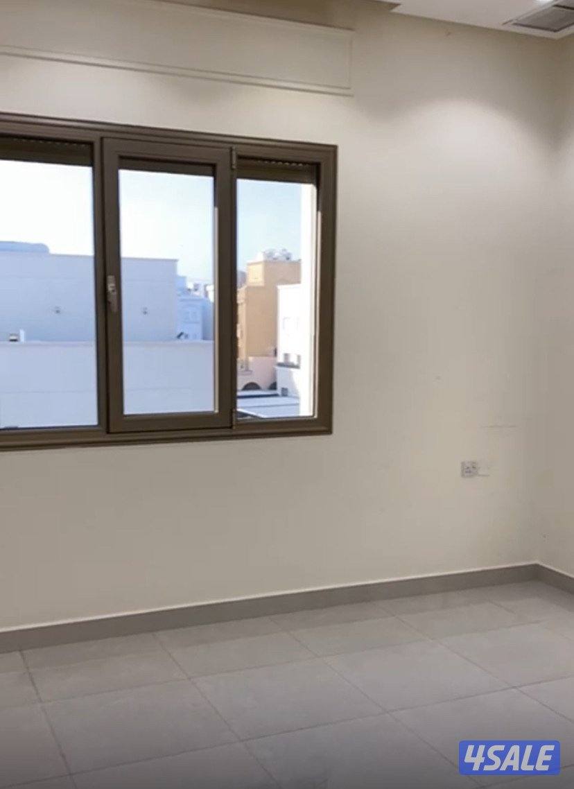 صالة ومطبخ مجهز و3 غرف 2 حمام ومصعد 2 مواقف الدور 2 معاريس5