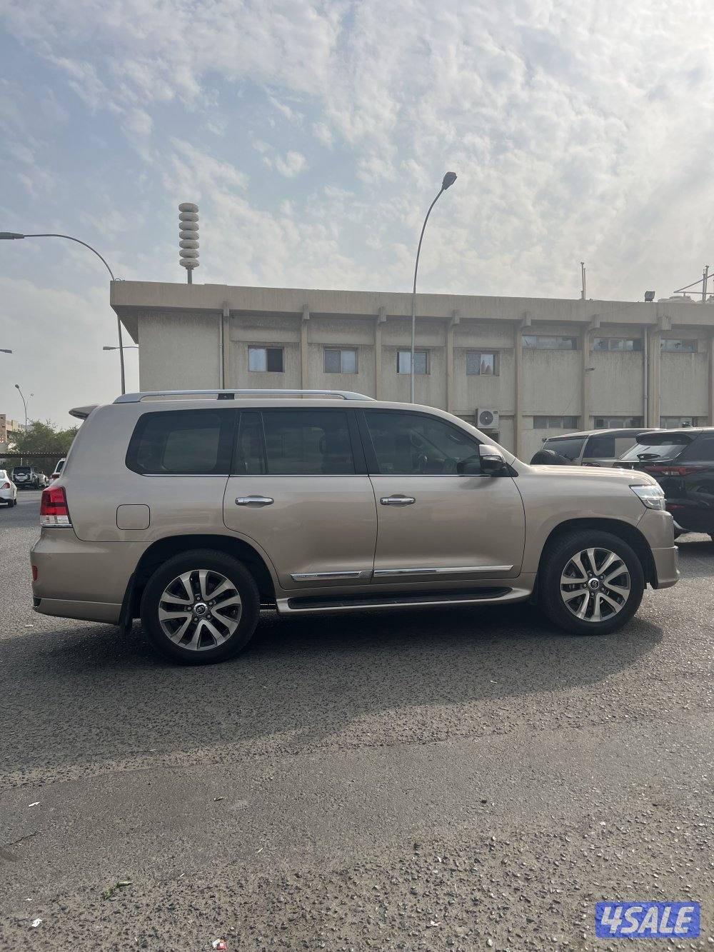 للبيع لاند كروزر VXR10