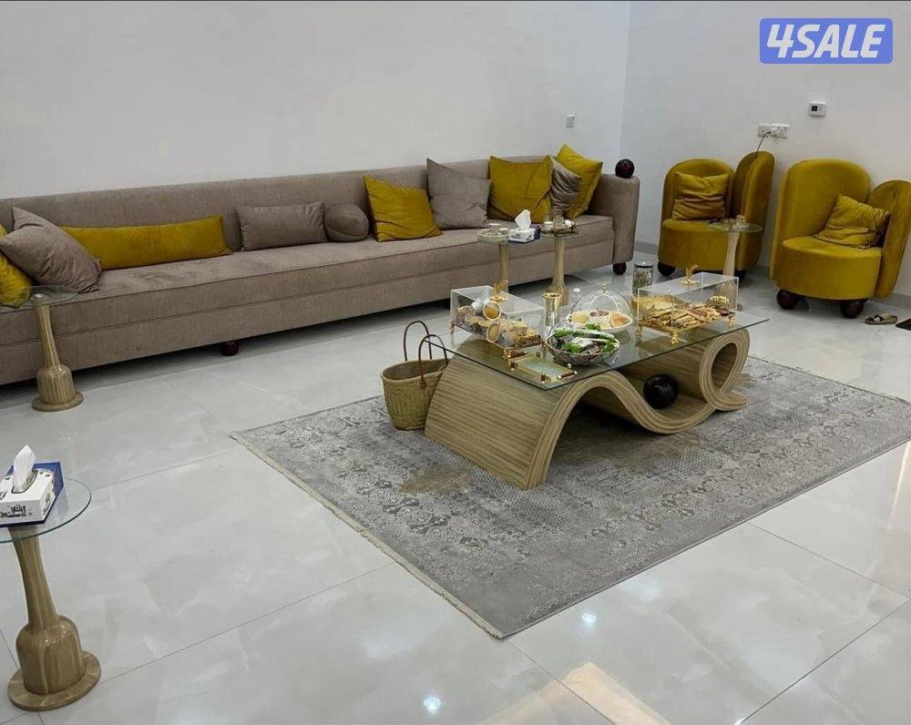 طاولات معرض الملكي الضجيج2