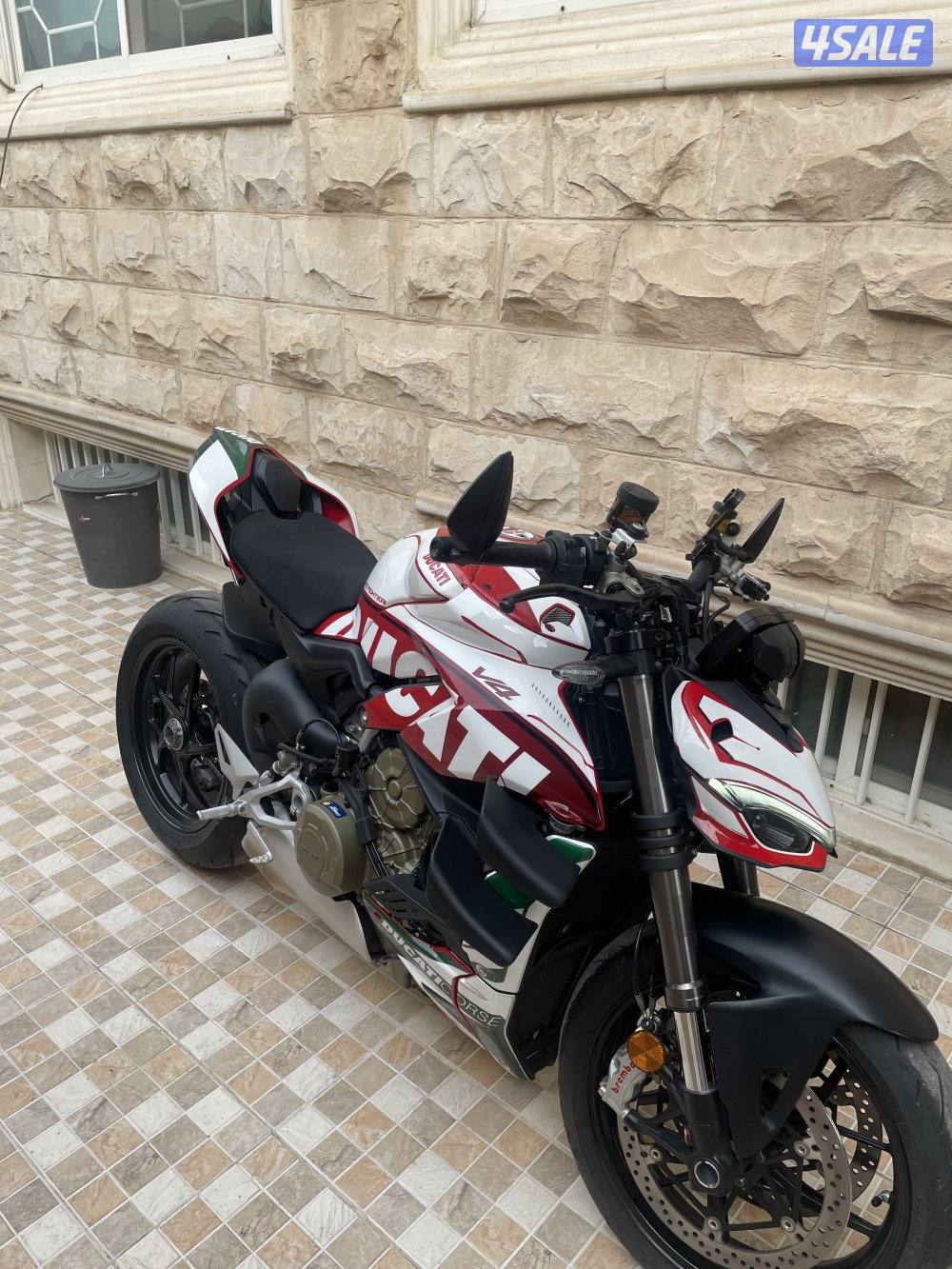 للبيع دوكاتي ستريت فايتر V40