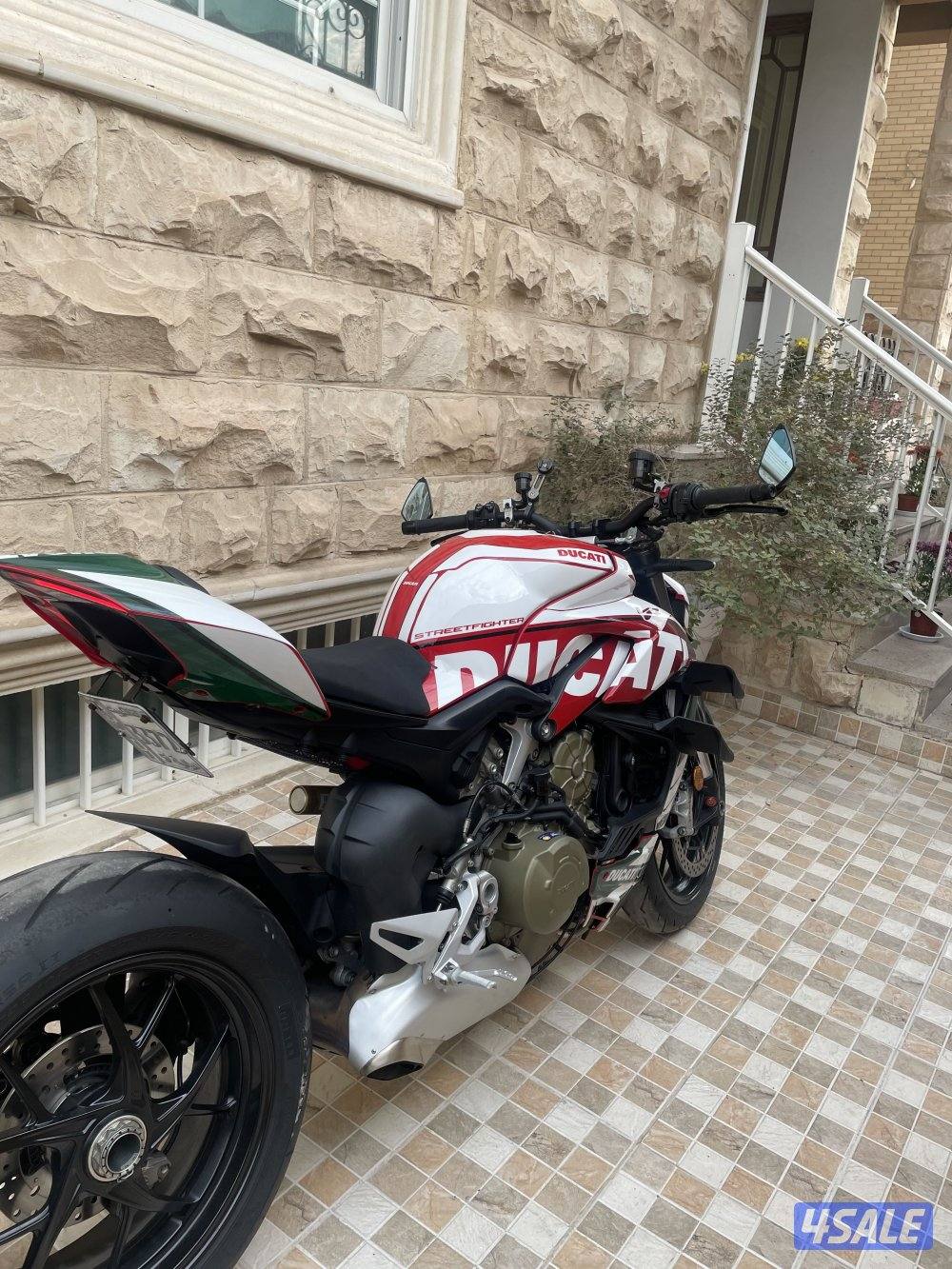 للبيع دوكاتي ستريت فايتر V41