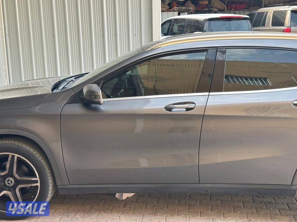 مرسيدس GLA 250 لون رمادي داخليه جلد تان كامل المواصفات1