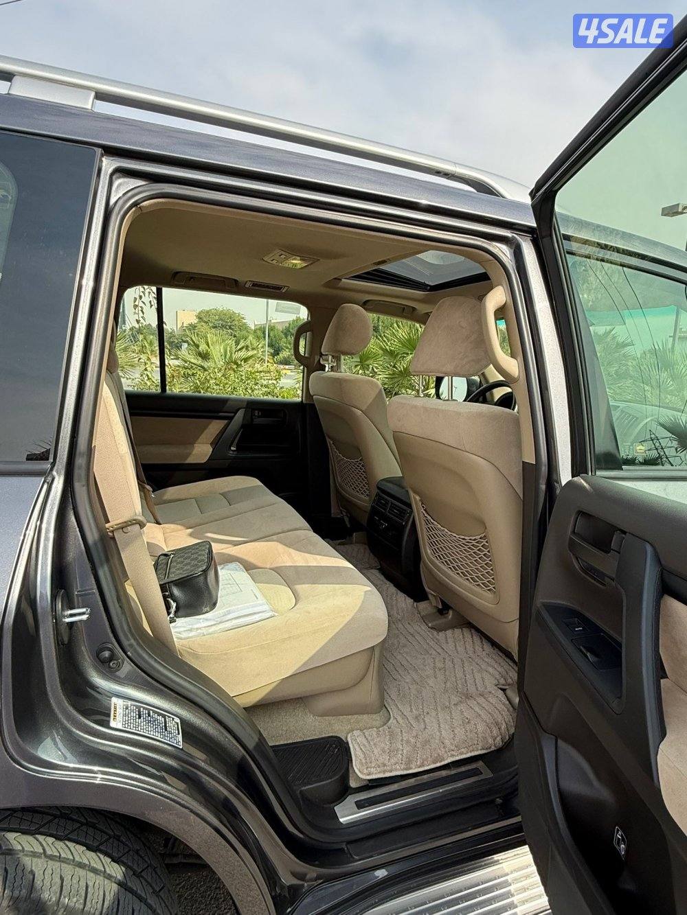 لاند كروز الساير 2011 بحاله نادره عداد 96 الف12