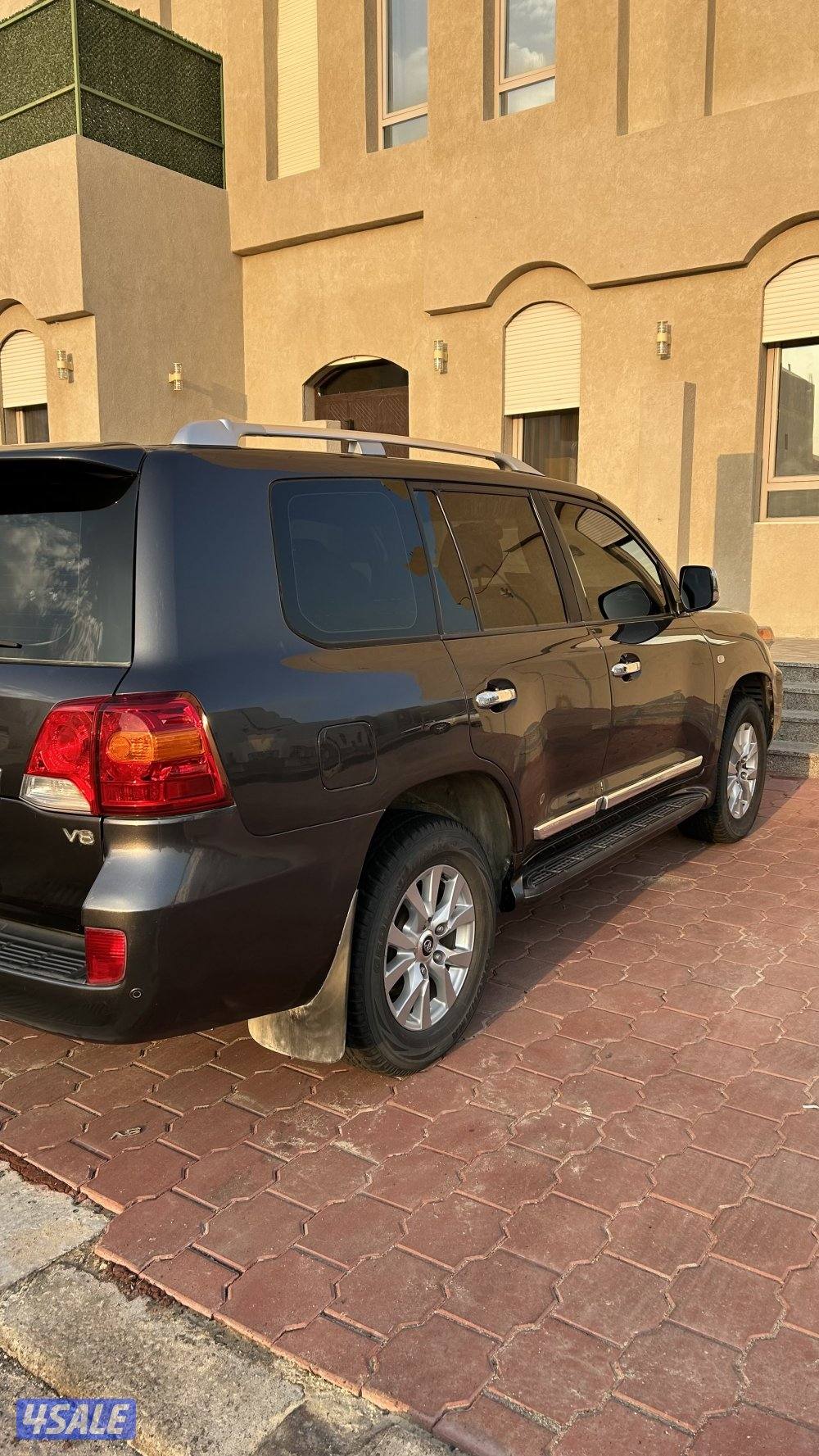 للبيع جكسار ٢٠٠٩ وارد الساير ٨ سلندر ماشي ٦٠٠٠٠4