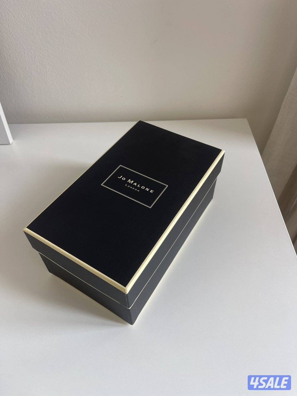 Jo Malone Scented Candle - oud & bergamot0