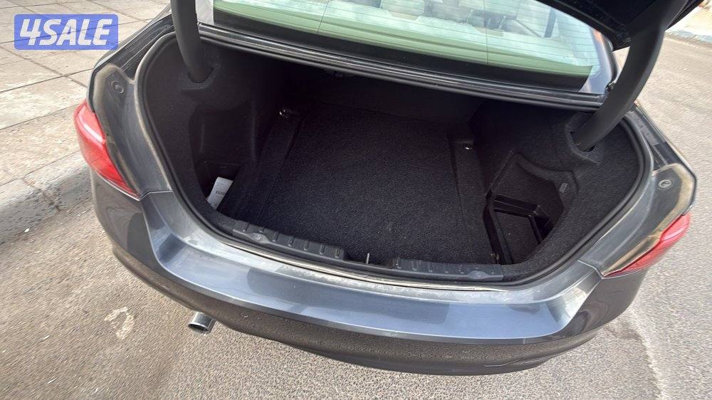 للبيع بي ام 318i موديل ٢٠١٦ شرط الفحص المالك الاول5